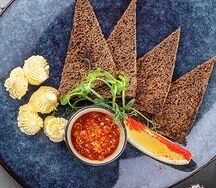 Закуска с красной икрой и гренками