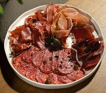 Мясные деликатесы 