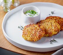 Картофельные драники со сметаной