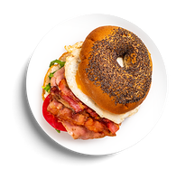 Бейгл с ветчиной, беконом и глазуньей