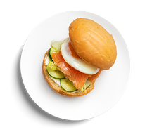 Бриошь с лососем, глазуньей и творожным сыром