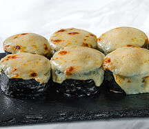 Запеченный ролл с лосоcем и крабом