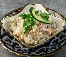 Салат Оливье с колбасой