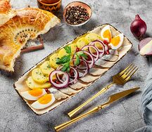 Закуска из слабосоленой сельди с отварным картофелем