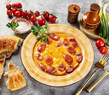 Яичница с сосисками и помидорами