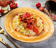 Цыпленок с томатом, гранатом и рисом
