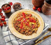 Яичница с фаршем и помидорами