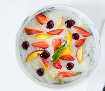 Овсяная каша с ягодами