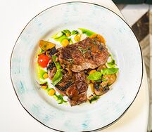 Говяжьи медальоны с тархуном и овощами