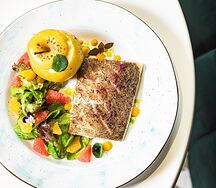 Муксун с запеченным яблоком и микс-салатом