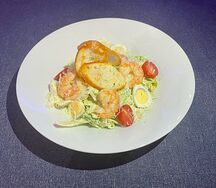 Салат Цезарь с креветками