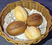 Горячие ароматные ржаные и пшеничные булочки
