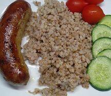 Купаты с гречкой на молоке со сливочным маслом