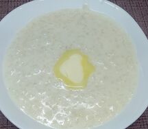 Рисовая молочная каша с джемом
