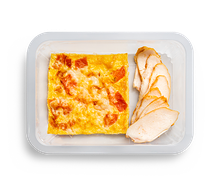 Омлет с куриной грудкой и томатами