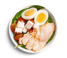 Утренний боул с курицей, свежим шпинатом и яйцом