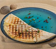 Кутаб с курицей, сыром, томатами и базиликом