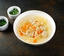 Домашняя лапша с куриными фрикадельками