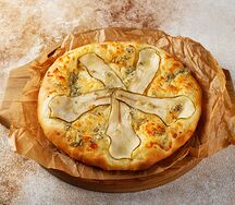 Хачапури с грушей и горгонзолой