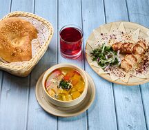 Обед с овощным супом и люля из курицы
