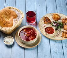 Обед с борщом с телятиной и шашлыком из курицы