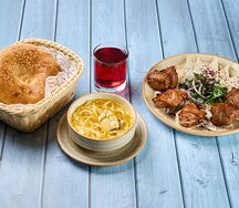 Обед с куриным супом и шашлыком из cвинoй мякоти