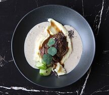Говяжьи щёки с трюфельным маслом и картофельное пюре