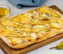 Римская пицца с сыром горгондзола и грушей