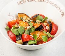 Салат с хрустящим баклажаном, микс-салатом, томатами