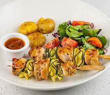 Шашлык из индейки с печеным картофелем и миксом салата
