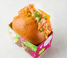 Eggdrop с форелью, скрэмблом и соусом биск