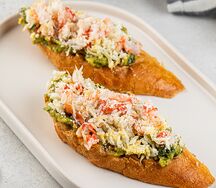 Мини-брускетты с камчатским крабом, перепелиным яйцом, гуакамоле, сыром пармезан, семечками подсолнуха и восточным соусом