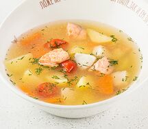 Уха из красной и белой рыбы с картофелем, томатами, морковью и укропом