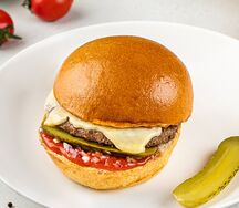 Чизбургер с мраморной говядиной, маринованным огурцом, луком и кетчупом