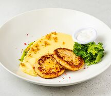 Рыбные котлеты с картофельным пюре и розовым перцем