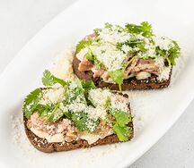 Мини-брускетты с утиной грудкой су-вид, сливочным сыром, огурцами, горчицей, кинзой и пармезаном