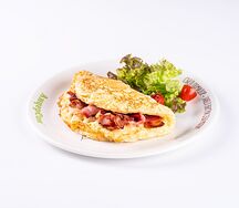Омлет с беконом, крем-чизом и зеленым салатом