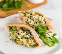 Пита с индейкой, соусом терияки и свежими овощами