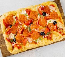 Римская пицца пепперони с беконом и маслинами