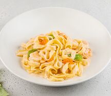 Феттуччине в кремовом соусе биск с форелью