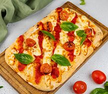 Римская пицца маргарита с томатами и базиликом