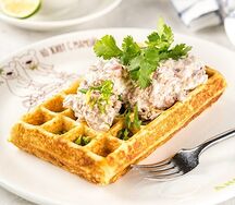 Пышная картофельная вафля с тунцом и сливочным соусом