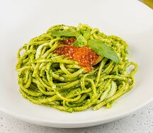 Лингвини с кальмаром, соусом песто и красной икрой
