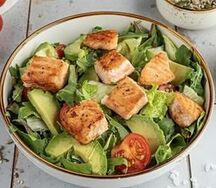 Салат с семгой, рукколой и авокадо