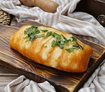 Пирожок с ветчиной и сыром