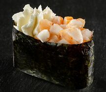 Гункан с креветкой и сыром