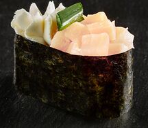 Гункан с масляной рыбой и луком