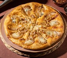 Пирог с карамелизированной грушей и тремя сырами
