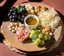 Фруктово-ореховое ассорти с сырами и прошутто