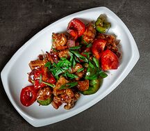 Жареная курица с овощами